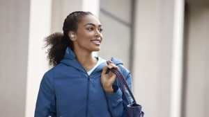 Jabra Elite 7 Active er nogle af de bedre øretelefoner til træning, der findes på markedet netop nu. Den helt store styrke er det dråbeformede design, der gør, at øretelefonerne sidder naturligt godt i ørerne - men lyden, aktiv støjreduktion og en velfungerende app trækker også det samlede indtryk op. Pr-foto