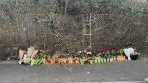 Ved Østbanegade var der tirsdag eftermiddag allerede lagt mange blomster til minde om 22-årige Jonas, der tidligere på dagen blev fundet død på stedet. Foto: André Bentsen