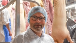 Direktør Leo Grønvall er selv er udlært slagter, oog han har fra selv at have deltaget i produktionen i dag mest sin gang på kontorerne. Foto: Carsten B. Grubach