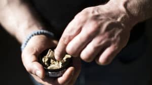 Snus er blevet så populært blandt unge østjyder, at snus-sælgerne er klar til slagsmål for at beskytte deres territorier, selv om det er ulovligt at sælge den røgfri tobak i Danmark. Foto: David Leth Williams/Scanpix Denmark