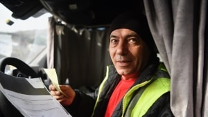 Rumænske Nelly Stoean spilder timer i Dover ved indgangen til England, mens han venter på grønt lys fra toldmyndighederne. Efter brexit er det blevet virkeligheden for mange lastbilchauffører - med grelle konsekvenser for Storbritanniens økonomi. Foto: Emil Jørgensen 