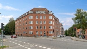 Lejerne i 50 lejligheder i den markante Nørreport-bygning kan formentlig se frem til at få ny ejer inden for ganske få måneder. Foto: Nordicals
