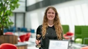 Emma Hostrup, kandidatstuderende i kemi- og bioteknologi på Aarhus Universitet, modtog prisen på vegne af Textile Change som vinder i konkurrencen 
