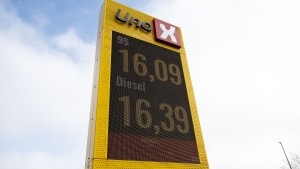 Hos UNO-X i Hedensted var prisen for en liter diesel torsdag højere end prisen for en liter diesel. Foto: Mads Dalegaard