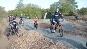 Bikeparken ved Gåsebjerg Sand blev indviet i oktober 2021 - efter et kæmpe arbejde fra sporbyggerne. Det har deltaget omkring 100 frivillige sporbyggere i anlægget af bikeparken. Arkivfoto: Palle Søby