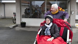 Else Marie Kristensen er vild med at være frivillig cykelpilot for de ældre på plejehjemmene Æblehaven og Strandgården. Her kører hun en tur med Guri Christensen på 82 år fra Strandgården. Foto: Kim Rune