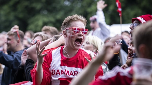 Se Billederne Kæmpe Fodboldfest I Viborg Enorm Jubel Over De Danske Em Drenge Viborg 