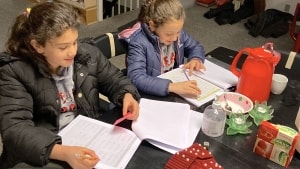 De to søstre Remas Sador og Shahd Sador har taget matematiklektier med til dagens lektiecafe, Foto: Mikkel Vie Jensen