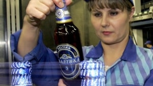 Det store Baltika-bryggeri i Skt. Petersborg indgår i Carlsberg-koncernen, som har været påfaldende stille om sine russiske investeringer, siden Rusland invaderede Ukraine. Arkivfoto: Alexander Demianchuk/Reuters/Ritzau Scanpix