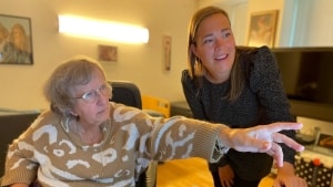 Social- og ældreminister Astrid Krag (S) på besøg hos Grete Korsbo på Enggård Centret i Struer. Foto: Troels Trier