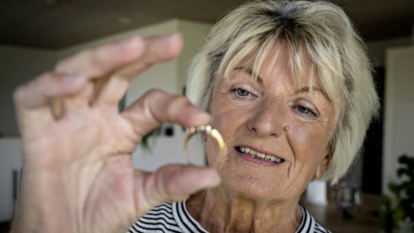 Nu ender svigerfars fine guldring på bispens mave og dyre kåbe: - Det vil være helt i hans ånd