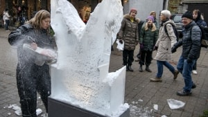 Alberte Grau Møller var igen i år blandt kunstnerne, der deltog i isskulpturfestival i Give. Her skar og formede hun ligesom de ni andre kunstnere skulpturer af store isblokke. Foto: Søren Gylling