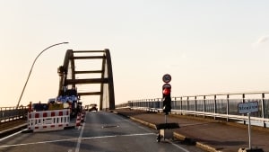 Et spor var lukket, og der var i sidste uge opsat lysregulering på Langelandsbroen. Det bliver også tilfældet en gang hver 14. dag frem mod jul, men kun i perioden fra klokken 18 til 06. Foto: OIe Grube