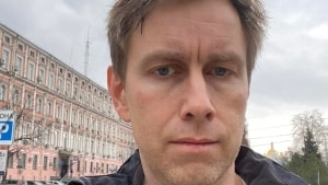 41-årige Jonas Skovrup Christensen bor i Kiev, hvor han torsdag morgen vågnede til lyden af eksplosioner og senere hørte luftalarmen over byen. Foreløbigt bliver han og hustruen, hvor de er. Privatfoto