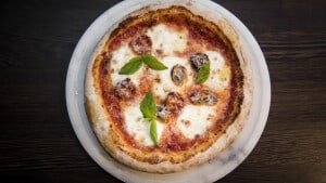 Store dele af Italien er lammet på grund af coronavirusen, og ved at give gratis pizza til århusianerne viser restaurantejer, Marcello Passalia, sin sympati for sit land. Arkivfoto: Anne Bæk/Scanpix