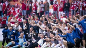 Ved EM i 2021 var der 28 personer i staben omkring landsholdet, og de fleste af dem er med på dette foto fra Amsterdam, hvor Danmark lige havde vundet 4-0 over Wales i ottendedelsfinalen. Ved VM i Qatar er 