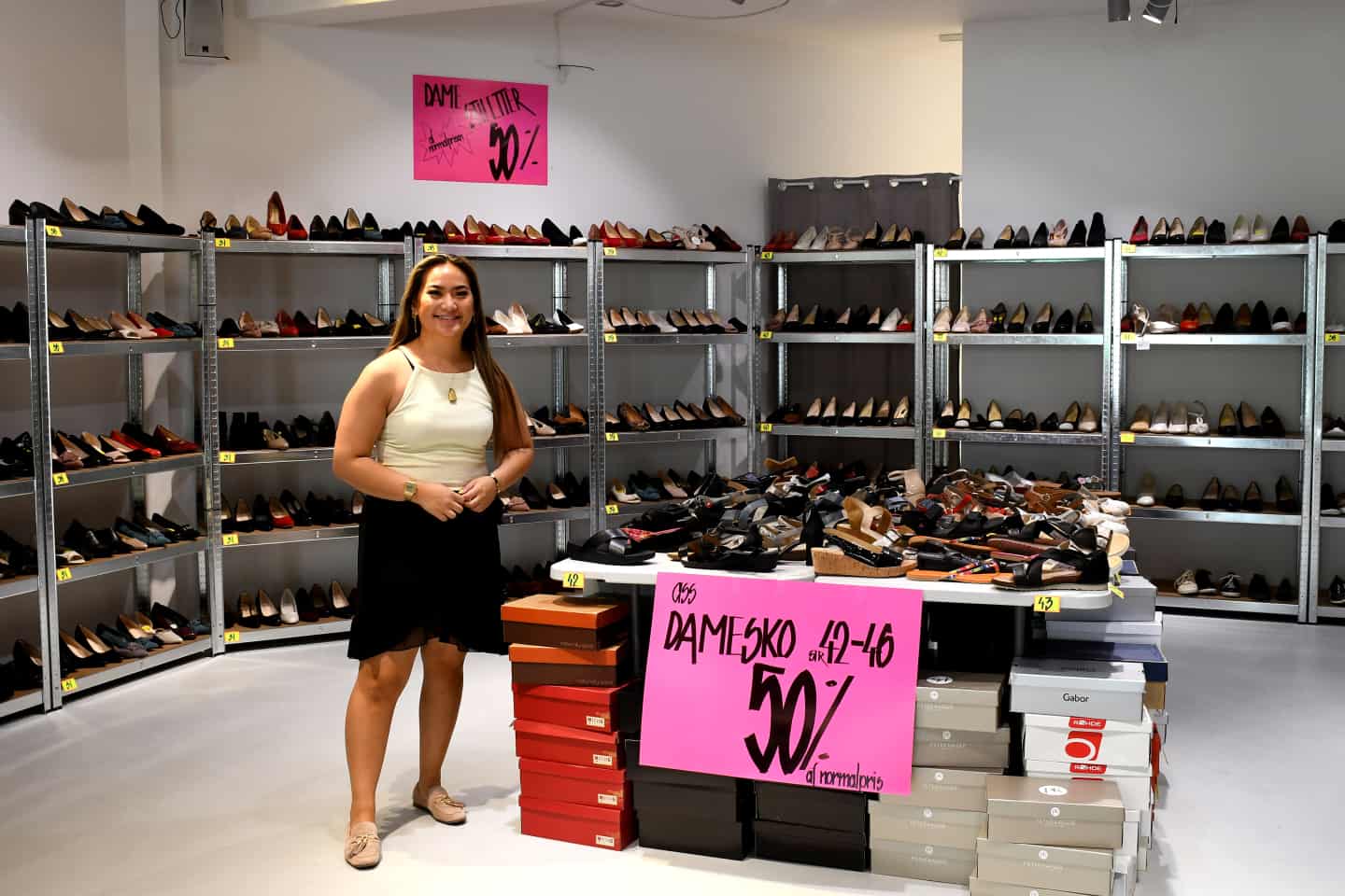 Optøjer marionet Perfekt Outlet-butik med sko og sandaler er åbnet i gågaden | jv.dk