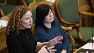 Retsordførerne Rosa Lund (EL) og Karina Lorentzen (SF) vil tage presset af fængslerne ved at tilbyde flere at afsone med fodlænke eller sende flere på prøveløsladelse. Foto: Philip Davali/Ritzau Scanpix