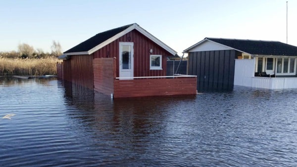 De har begge sat deres huse på stylter efter oversvømmelser: Se hvordan de gjorde