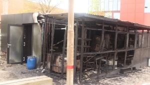 En skurbygning med en restaurant eller grillbar er udbrændt ved Maltfabrikken, Ebeltoft. Foto: Presse-fotos.dk