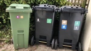 Alle borgere bliver i løbet af et års tid beriget med endnu en genbrugsbeholder. I tre lejlighedskomplekser i Billund bliver der tyvstartet med de nye regler fra på mandag. Arkivfoto.