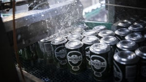 Det nye anlæg, der genbruger det vand, der bruges i ølproduktionen, er årsagen til, at Carlsberg har vundet en international. Anlægget reducerer vandforbruget i øl- og sodavandsproduktionen med 1,3 liter per produceret liter. Arkivfoto: Peter Leth-Larsen