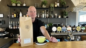 Morten Larsen, indehaver af Pakhuset i Skjern, får sin kaffe fra det lokale Fjord Risteriet. Han mærker, at kunderne efterspørger god kaffe, når de går på café. Foto: Kaj Poulsgaard