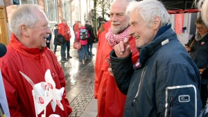 Gert Nordklitgaard, bagest, og nu afdøde Jens Bundgaard Nielsen, til højre, i snak med socialdemokraten Povl Kylling Petersen op til valget i 2017. Foto: Jan Sternkopf.