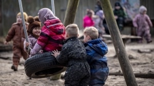 Der er store forskelle på, hvor mange lukkedage daginstitutioner har i løbet af sommeren, alt efter hvilken kommune, du bor i. Arkivfoto: John Gadegaard