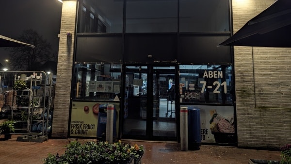 Røver truede ung kvindelig ansat med kniv: Men hun nægtede at give ham pengene