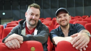 Vennerne Andreas Hougaard og Lars Mølsted er gået sammen om en ny forening, som skal sælge musicalrejser. I første omgang er planen at tage til London i løbet af foråret. Foto: Gustav Roesbjerg Mygind