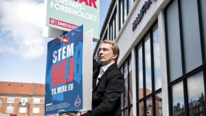 Morten Messerschmidt hænger plakater op på Amagerbro i København. 1. juni er der folkeafsteming om danmarks forsvarsforbehold. Foto: Nils Meilvang/Ritzau Scanpix