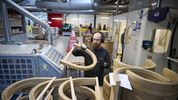 Verdenskendt fynsk møbelfabrik har kæmpet med underskud i to år: Nu er der nye tal