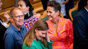 Enhedslistens gruppeformand, Peder Hvelplund, mener, at SF's formand, Pia Olsen Dyhr, kunne være en oplagt statsministerkandidat for rød blok. Her ses de to sammen med Enhedslistens politiske ordfører, Mai Villadsen. Foto: Ida Marie Odgaard/Ritzau Scanpix