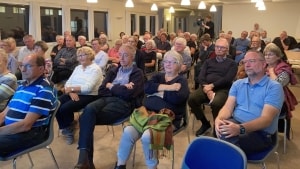 Cirka 80 borgere var mandag til møde i Skærbækhus, hvor der blandt andet blev talt om boligplaner i området.. Privatfoto