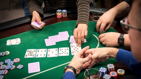 Lånte mors bil for at spille poker i Danmark: Nu smides       
litauer ud efter fynsk tyvetogt