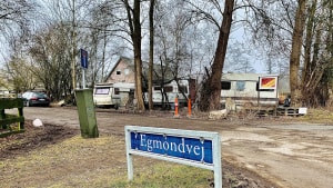 Ejendommen på Egmondvej er blevet omdrejningspunktet for en række retssager mod ridepiger, der har skrevet Facebook-opslag om vanrøgt af heste. Foto: Jan Jeppesen.