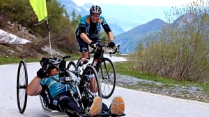 Selv om man cykler med armene, kan man godt køre op ad et tour de france-bjerg. Det har Henrik Kragh bevist. Han er med i et nyoprettet ambassadørkorps, der skal lette vejen ind i cykelklubber for folk med et handicap. Foto: Schleroseforeningen