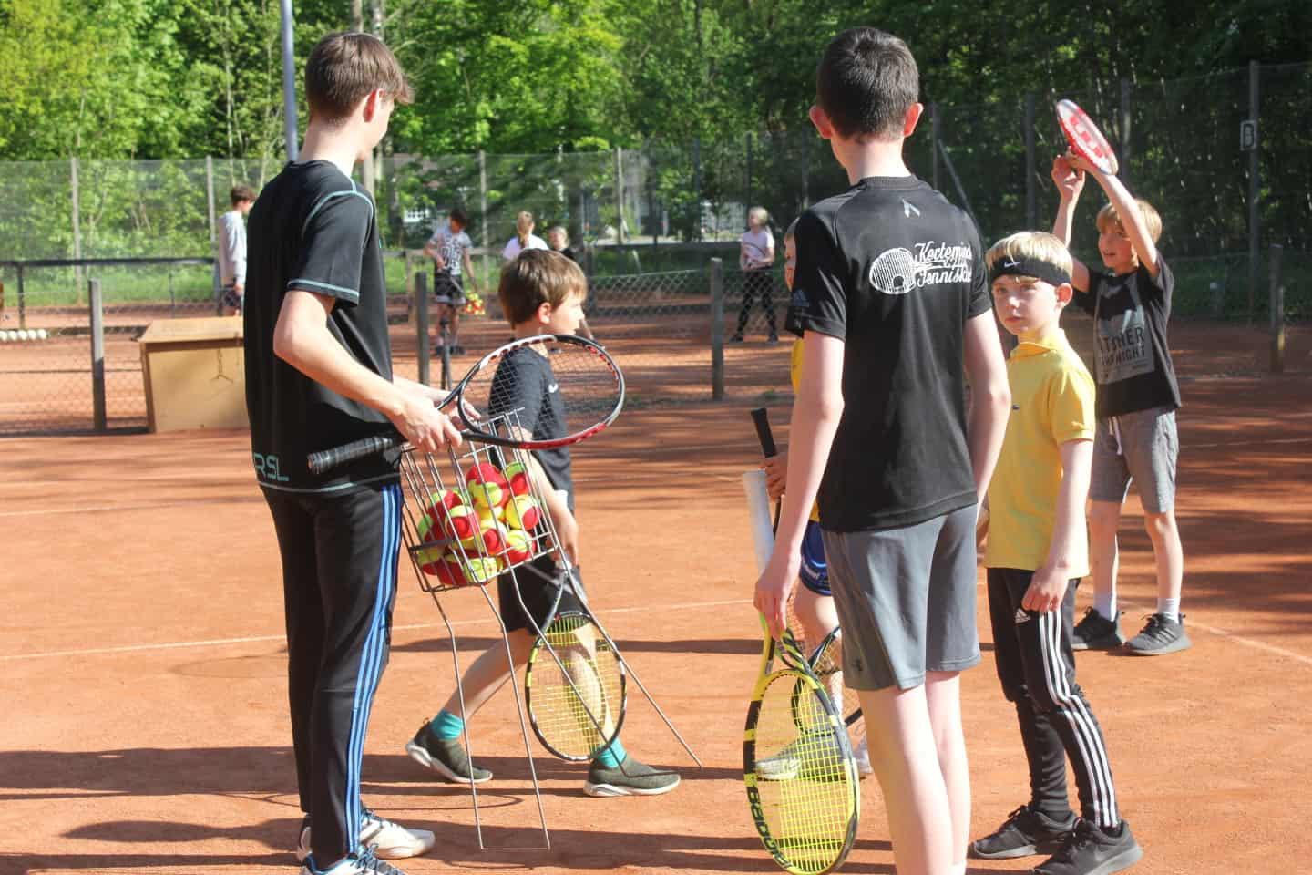 punkt fort Normalisering Coronakrisen giver Kerteminde Tennisklub nye medlemmer: 32 nye skal lære  slagteknik | ugeavisen.dk