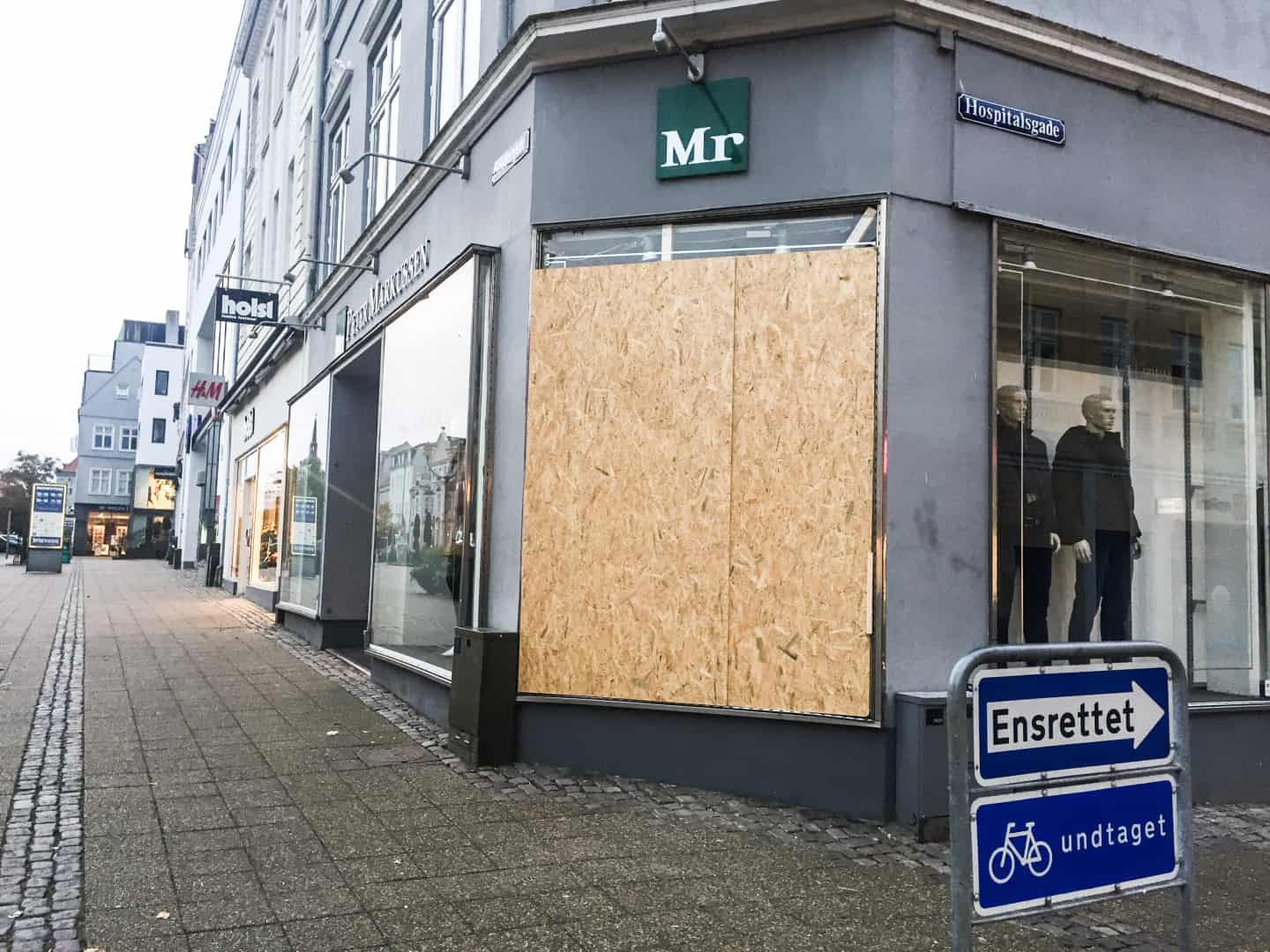 To tøjbutikker på strøget fik smadret ruder tøj | stiften.dk