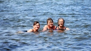 Tina Kolding, Kristin Björk og Ulla Blæsbjerg er fascineret af vandet, som giver liv, men også kan være farligt. Det er udgangspunktet for deres nye udstilling HAF. Foto: Marianne Husted
