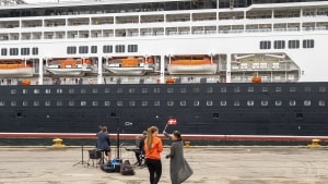 Fredag formiddag lagde krydstogtskibet Vasco da Gama til kaj ved Svovlsyrekajen. Det er over halvandet år siden, en af de store flydere sidst har lagt til med passagerer ombord. Foto: Mads Dalegaard