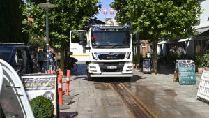Onsdag eftermiddag ved 14.30-tiden var der blå blink i Gothersgade. Hydraulikolie var spildt i gaden, og derfor rykkede Falck og en af kommunens biler ud for at løse problemet. Foto: Gustav Roesbjerg Mygind