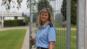 Nina Odgaard har arbejdet som fængselsbetjent i 21 år og tjener 29.000 kr. om måneden. Hun mener, at højere løn har stor betydning for, at fængselsbetjente ikke ser sig om efter andet job. Foto: Søren Gregersen/Fængselsforbundet