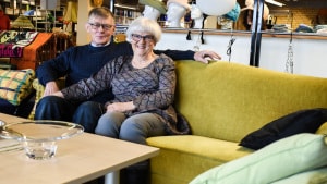 Henning og Gudrun Lysholm i sofaen. Ikke derhjemme men i deres andet hjem, Din Genbrug i Brejning. Parret startede butikken op for ti år siden. Foto: Jørgen Flindt