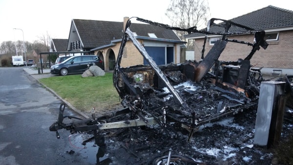 Pludselig stod campingvogn i flammer: Brandmand sprang til på fridag
