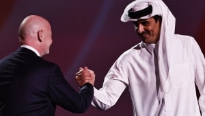 Qatars overhoved sheik Tamim bin Hamad Al Thani har god grund til at smile her hvor trykker hånd med Fifas præsident Gianni Infantino. Landet tjener svimlende med penge på olie og gas, og Danmark er et af de mange lande, der forsyner Qatar med milliarder. Foto: REUTERS/Hamad I Mohammed
