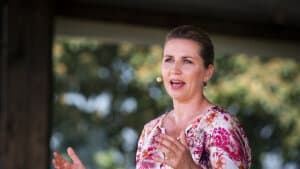 Fra lørdag er 5000 sygeplejersker i strejke. De skal ikke regne med et indgreb i konflikten fra regeringen. Statsminister Mette Frederiksen (S) vil holde sig ude af sygeplejerskekonflikten, siger hun efter sin tale på Folkemødets hovedscene fredag i Allinge. Foto: Ida Marie Odgaard/Ritzau Scanpix