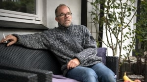 Morten Møller har røget cigaretter i 45 år. Han rejser gerne med hans kone på ferie til Estland eller Polen og køber billige cigaretter med hjem. Man må købe 40 pakker cigaretter med hjem fra et EU-land toldfrit. Foto: Søren Gylling
