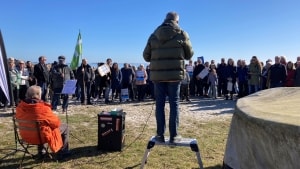 Et par hundrede borgerne gik for et par uger siden i fælles demonstration i protest mod havneudvidelsen i Aarhus. Nu har alle partier i byrådet travlt med at involvere borgerne noget mere, men spørgsmålet er, om de kan nå at rette op på skaden. Foto: Søren Willumsen